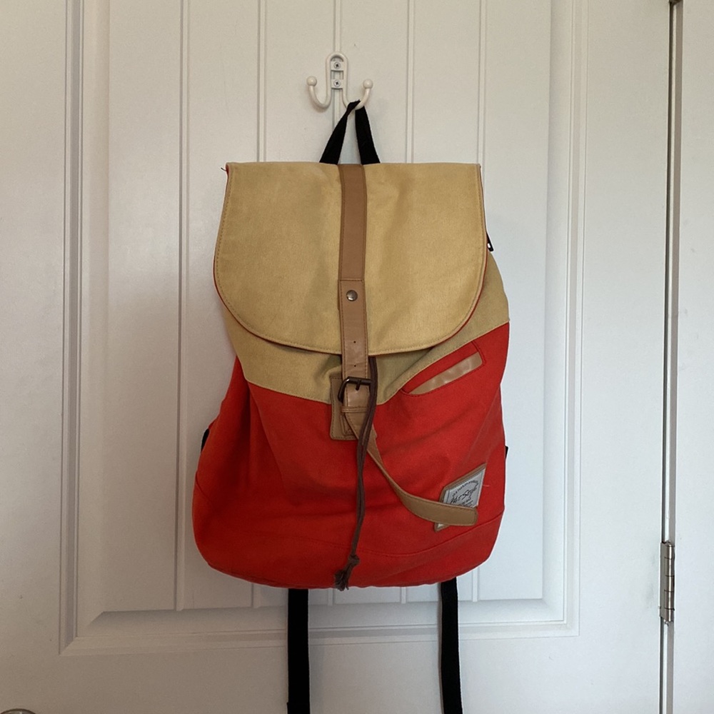 TRAVEL BACKPACK